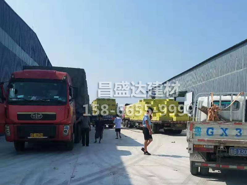 岩棉板隔离带发货现场